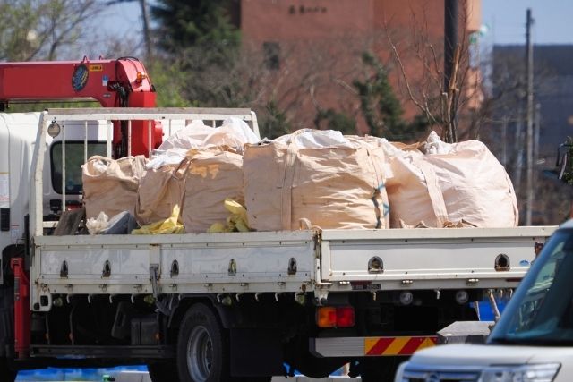 「元請けの許可で大丈夫」は通用しません ― 産業廃棄物収集運搬業の「無許可運搬」と元請けの責任 ―